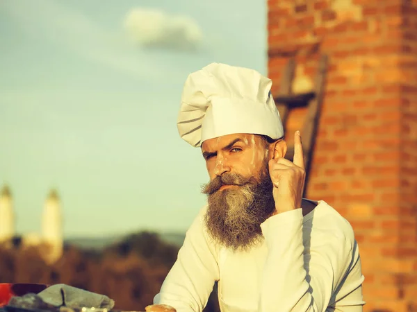 Homem barbudo cozinheiro chef ao ar livre — Fotografia de Stock
