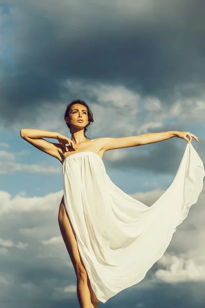 Menina bonita sobre o céu azul — Fotografia de Stock