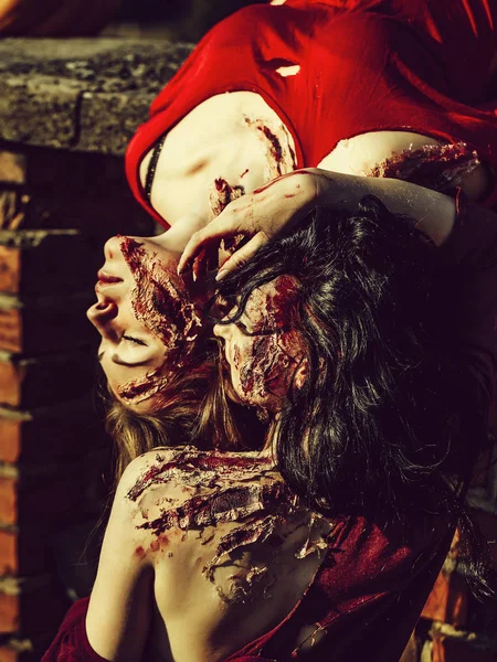 若い女性や女の子赤い血とレンガの壁の傷を屋外のハロウィン ゾンビの人々 — ストック写真