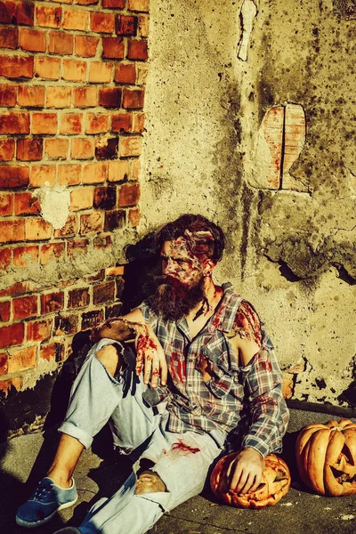 Zombie uomo con zucche di Halloween — Foto Stock