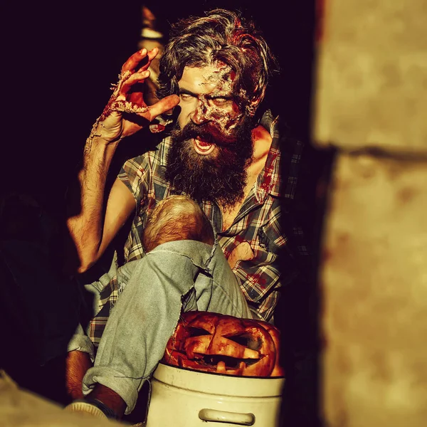 Zombie hombre con calabaza de Halloween — Foto de Stock