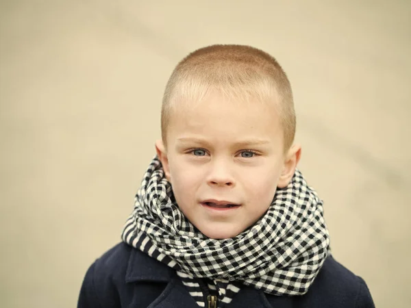 Niño sobre fondo gris . — Foto de Stock