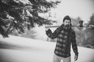 Kar kış ormanı içinde sakallı adam tutun balta.