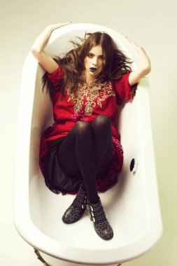 Kırmızı elbiseli kadınla siyah dudak, banyo