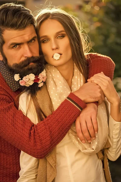 Девушка и мужчина с цветами на бороде — стоковое фото
