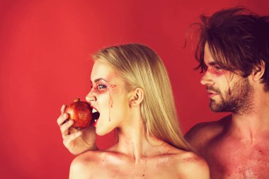 erkek ve kadın makyaj ile nar tutun