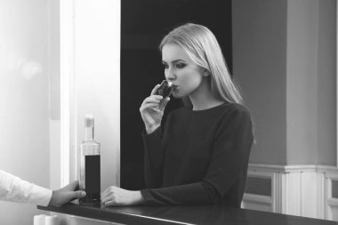 Şarap kadeh içmek kadın bar