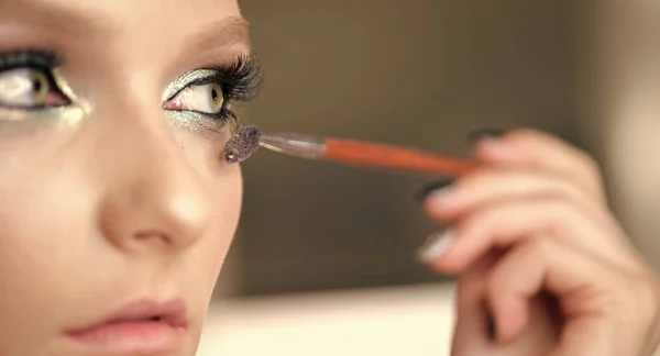 Mascara menerapkan konsep dengan kuas aplikator. makeup maskara untuk bulu mata wanita . — Stok Foto