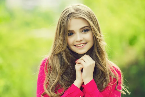 Chica en blusa roja . — Foto de Stock