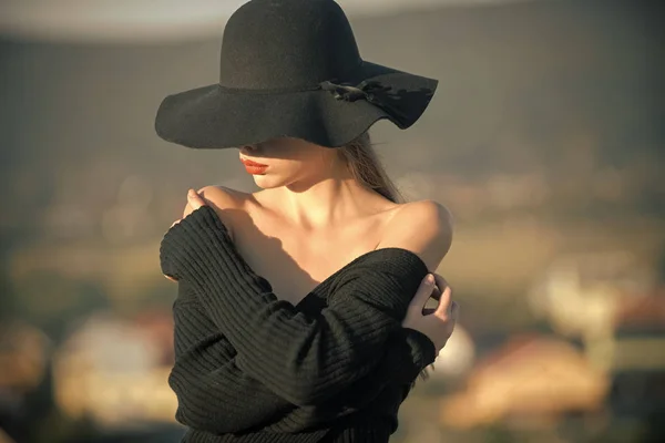 Bellezza e moda. bellezza di bella giovane donna in cappello nero . — Foto Stock