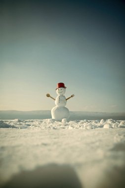 Tahta kaşık ve çatal ile kardan adam aşçı.