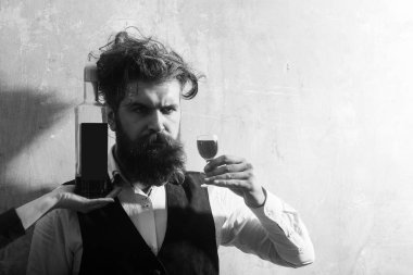 Cam şarap ve şişe üzerinde el ile tutan adam