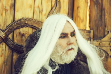 sakallı adam ahşap arka plan üzerinde