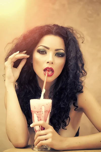 Ładna kobieta popijając koktajl — Zdjęcie stockowe