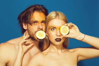 kadın ve erkek makyaj ile limon tutun
