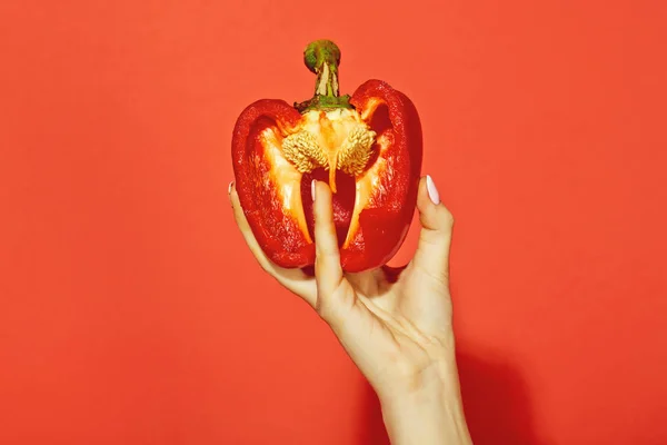 Poivron dans la main de la femme tenir paprika doux, coeur — Photo