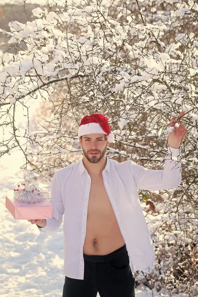 Macho met naakte torso in open shirt op winterdag — Stockfoto