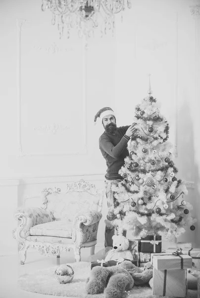 Weihnachtsmann mit Spielzeuggeschenk. — Stockfoto