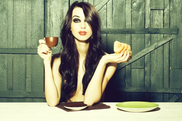 Sensuell kvinna äta — Stockfoto