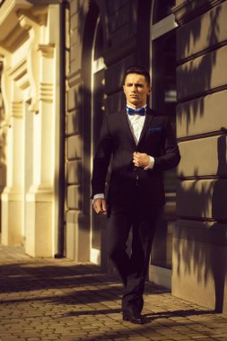 Takım elbiseli genç adam. 