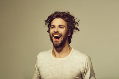 mutlu adam uzun şık uncombed saç, sabah ve berber dükkanı