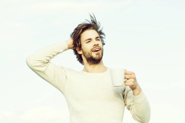 çay veya kahve ile mutlu adam