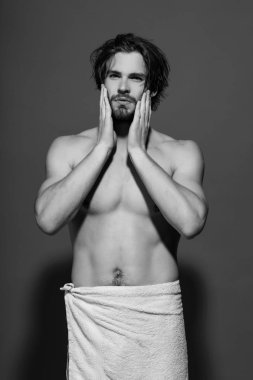 yaşamalı havlu ile çıplak kas gövde