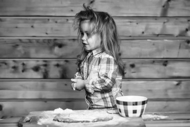 şirin çocuk ile hamur, yemek un ve ahşap kase