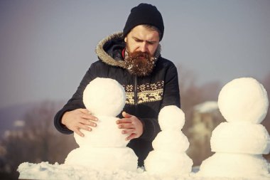 şapkalı uzun sakallı Noel adam kardan adam olun