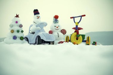 Kardan adam ve kar xmas ağacı üzerinde beyaz gökyüzü
