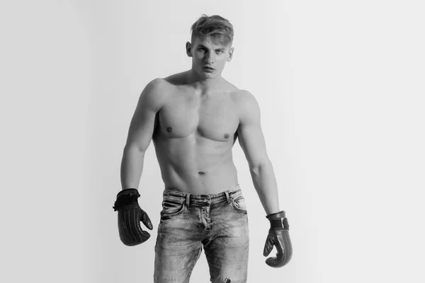 Boxer muscular, homem com luvas de boxe vermelho — Fotografia de Stock