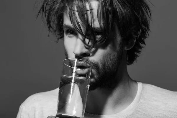Uomo bere medicina farmaco con acqua dal vetro — Foto Stock