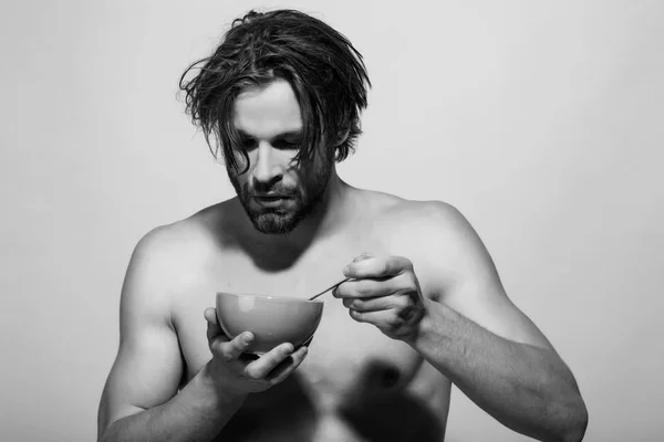 Barbuto nudo sexy uomo fa colazione al mattino — Foto Stock