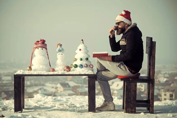 Чоловік Санта п'є каву в зимовий день — стокове фото