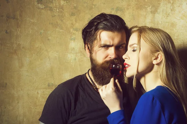 Hipster y chica relajándose con un vaso de licor rojo —  Fotos de Stock