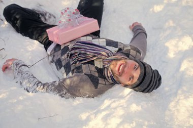 Maço üzerinde şapka, kazak ve eşarp kış günü gülümseyen