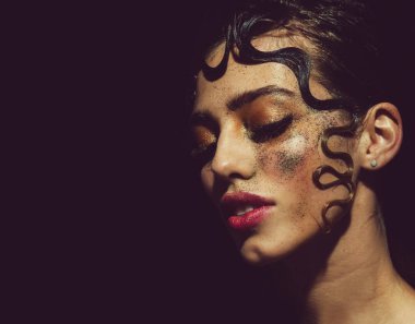 Tatil glitter makyaj moda güzel kızla