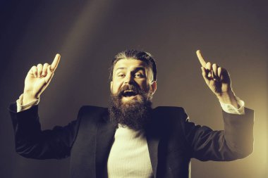 Ceketli sakallı yakışıklı adamı