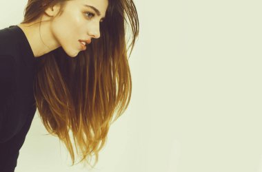 uzun sarı saçlı güzel kız