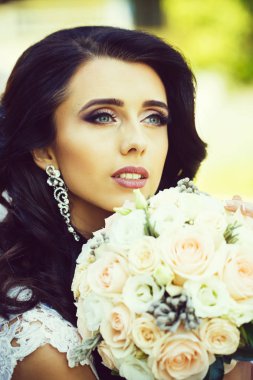 Çiçek ile uzun esmer saçlı gelin.