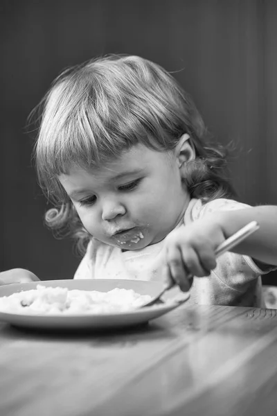 Kicsi fiú eszik a kását — Stock Fotó