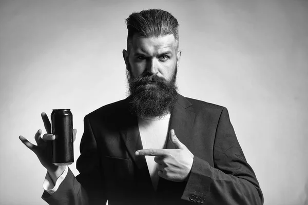 Бородатий чоловік з пивною бляшанкою — стокове фото