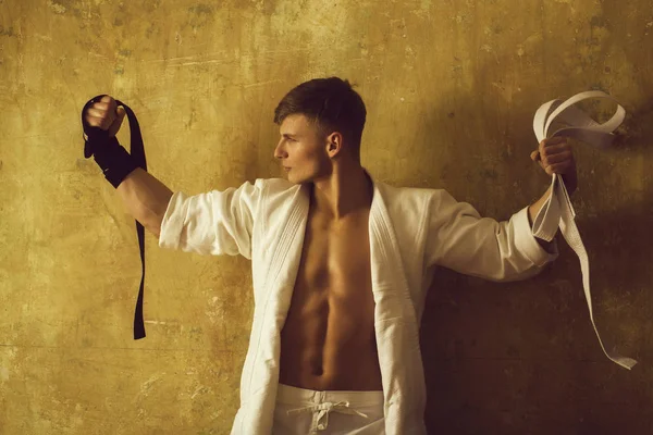 Maestro de karate u hombre con cinturones blancos y negros — Foto de Stock
