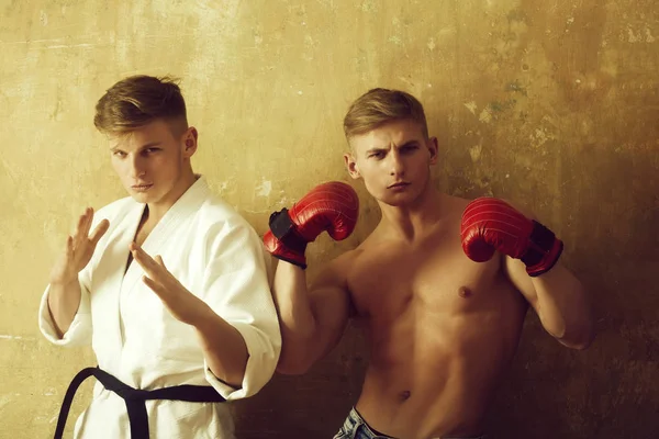 Luchadores, atleta de karate en kimono blanco y boxeador fuerte — Foto de Stock