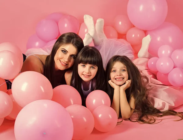 Familia, hijos, madre con globos de fiesta . — Foto de Stock