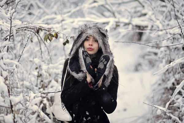 Fille en chapeau de fourrure, mitaines et manteau avec patins à glace — Photo