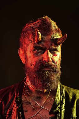 Cadılar Bayramı şeytan başında kanlı boynuzlarıyla