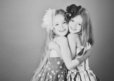 Çocuk kız elbise, Aile ve kız kardeş. Çocuk kucaklama, kardeş ve arkadaşlar, kopya alanı