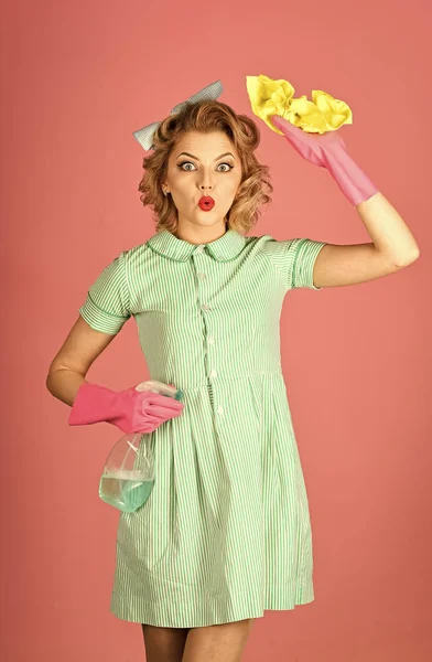 Femme de ménage en uniforme avec vaporisateur propre, plumeau . — Photo