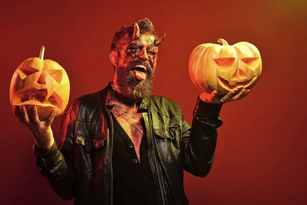 Diablo de Halloween con cuernos ensangrentados, ojos, sangre roja, heridas —  Fotos de Stock